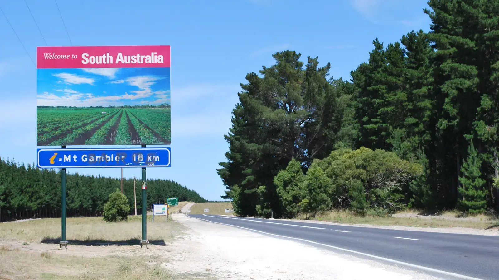Australian highway crossing a state border