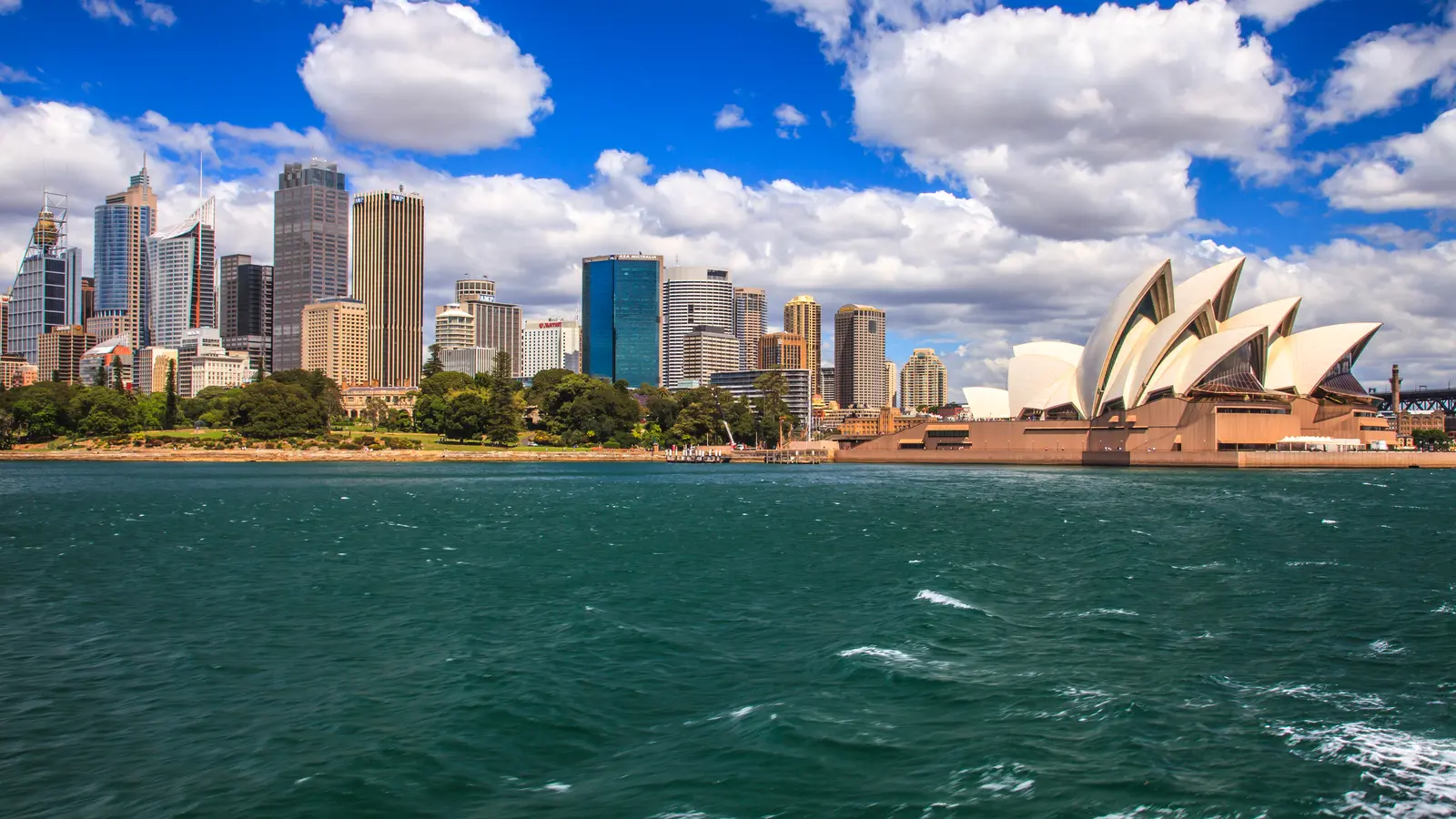 Traveller planning an Australian road trip budget