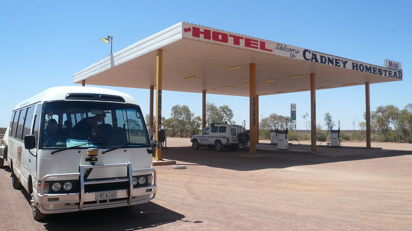 Tankování u outbackového roadhousu Cadney Homestead na Stuart Highway